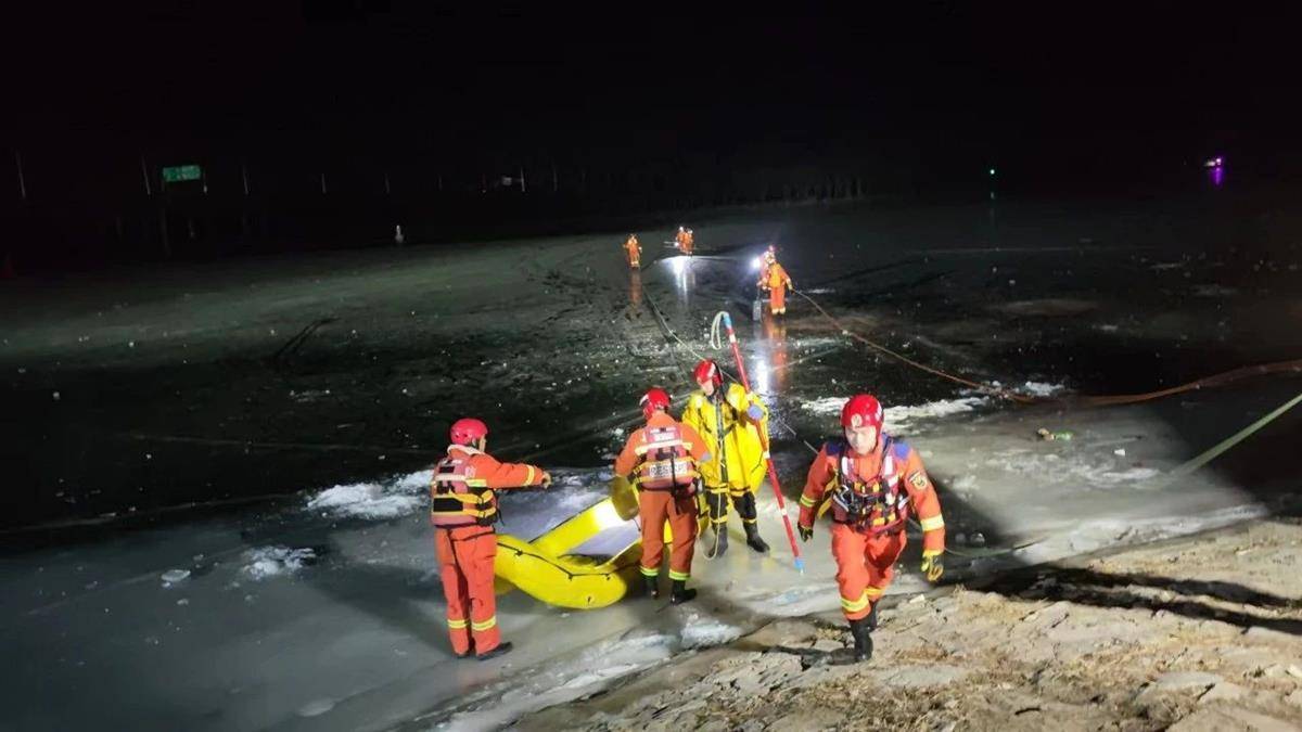 华为手机掉进水里黑屏:北京两男子掉入运河冰窟窿遇难，当地：不建议滑“野冰”