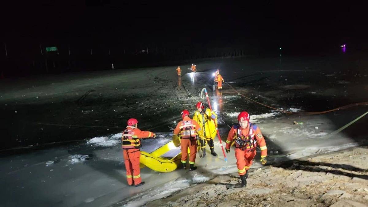 华为手机掉进水里黑屏
:北京两男子掉入运河冰窟窿遇难，当地：不建议滑“野冰”