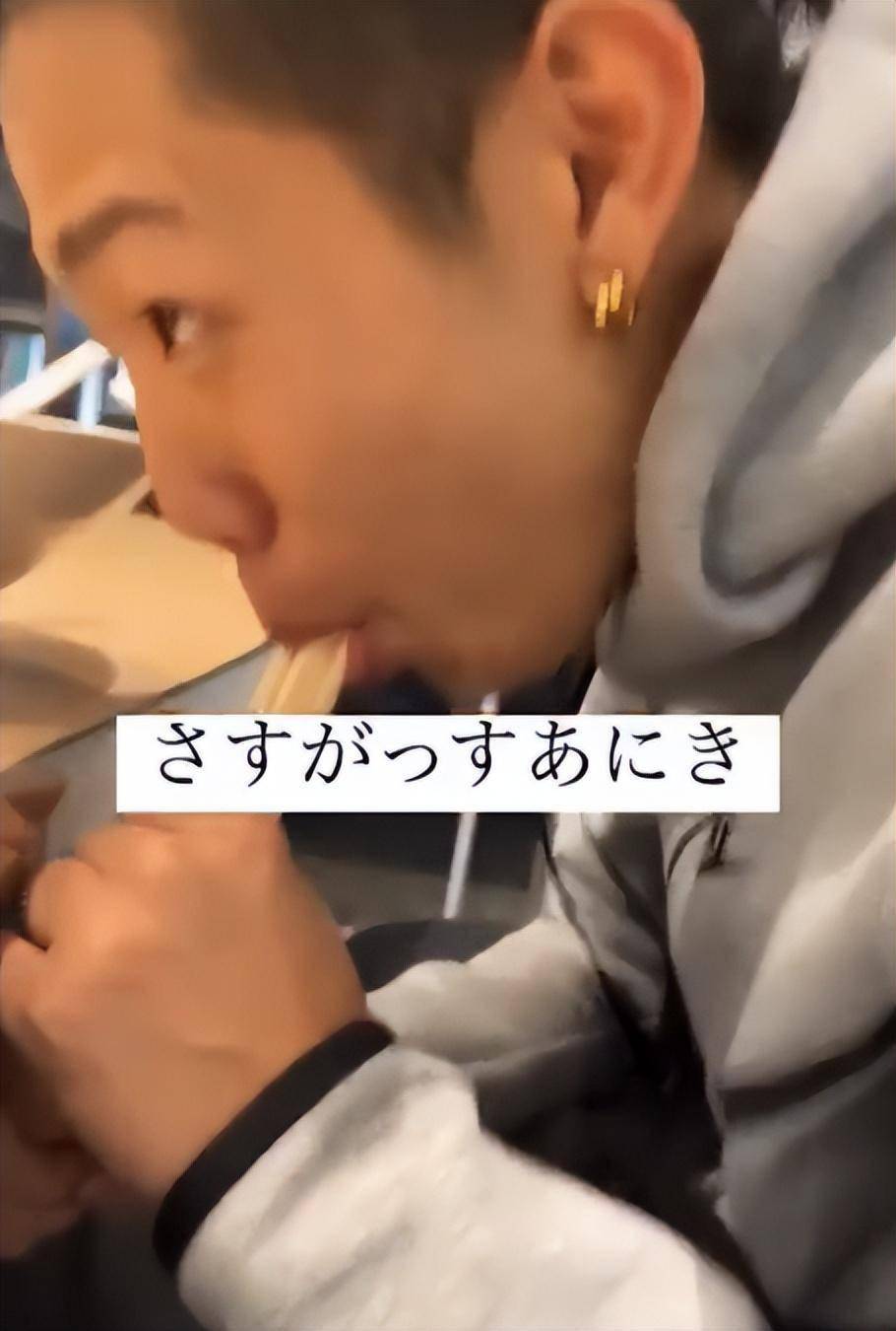 华为手机是什么启动器
:日本男子在拉面店抓起筷子舔后放回 投毒？