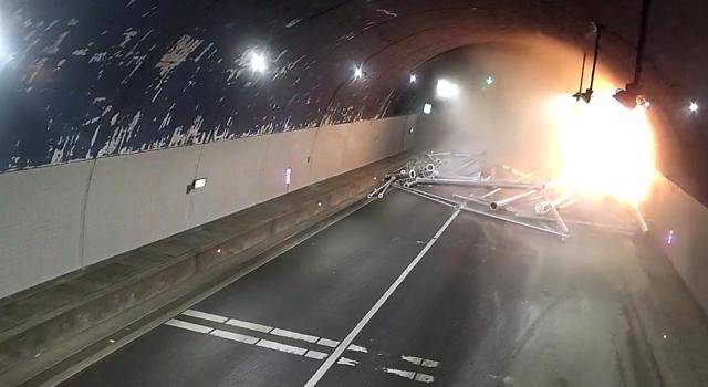 苹果版的窒息隧道
:赞！杭长宜高速百丈隧道内车辆碰撞着火，过路司机们拎起灭火器冲了上来