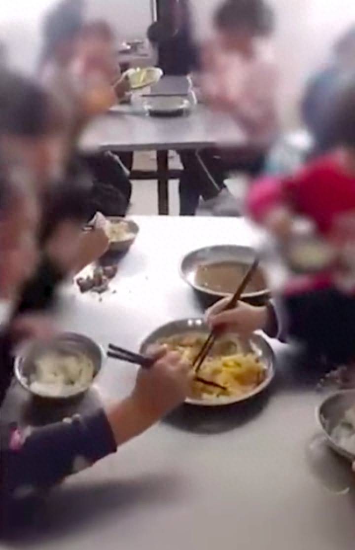 小学食堂6名学生同吃2盘菜，土豆白菜只有一点肉？校长：每月150元，不可能吃得特别好，以吃饱为主